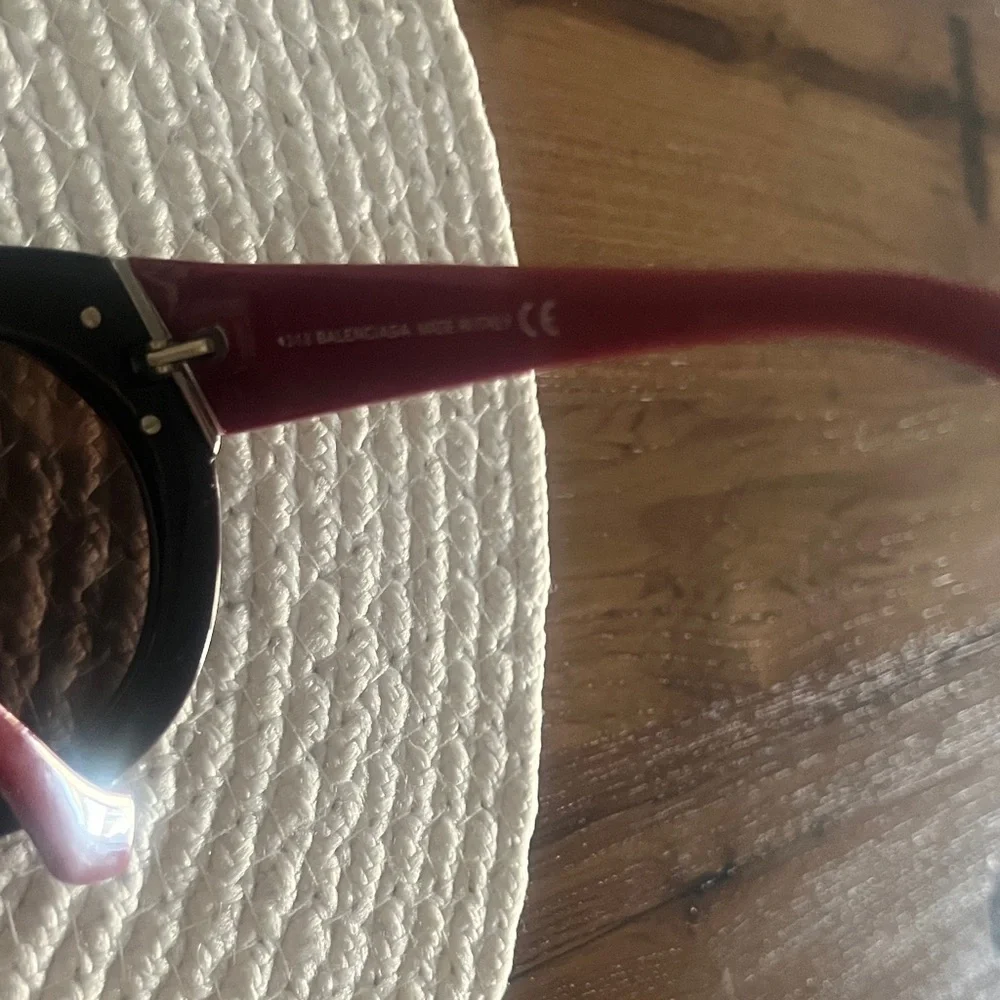 Balenciaga Black and Red Sunglasses - Picture 6 of 7